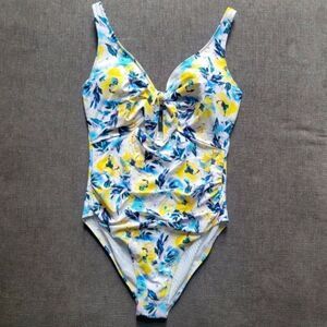 Nip Tuck Women's Floral Print V-neck key hole One Piece Swimsuit Size 8